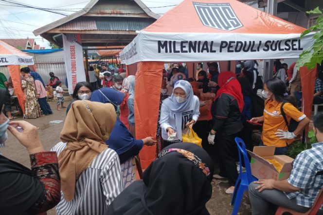 					Emak-emak di Kabupaten Gowa Berbelanja minyak kelapa Murah di Sekertariat Milenial Peduli Sulsel (MPS). (Foto: Kadir). 