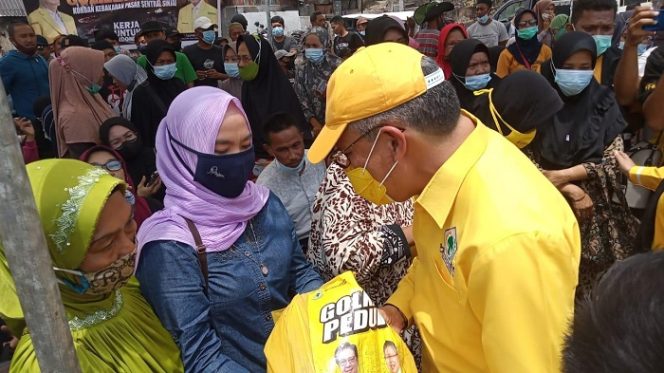 					Taufan Pawe Serahkan Bantuan untuk Pedagang Pasar Sentral Sinjai