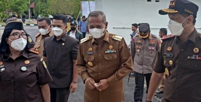 					Kajati Sulsel Raden Febriyanto bersama Bupati Luwu H Basmin Mattayang dan Kajari Luwu Erny Veronica Maramba, Selasa (8/2/2022).