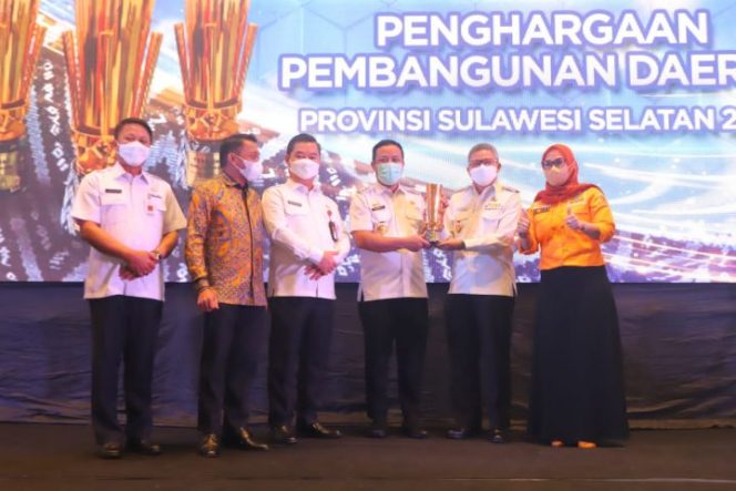 					Taufan Pawe Antar Kota Parepare Raih Penghargaan Pembangunan Terbaik