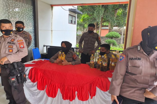 					Vaksinasi Booster Polres Bantaeng Gratiskan Minyak Goreng. (Foto: Dok. Humas Polres Bantaeng). ). 