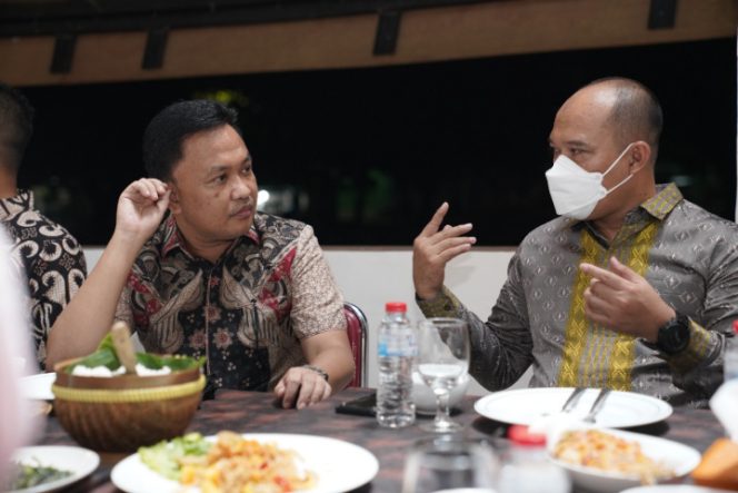 					Bupati Bantaeng Ilham Azikin (Kiri) menghadiri malam ramah tamah Kajari Bantaeng. (Foto: Humas Pemkab Bantaeng). 