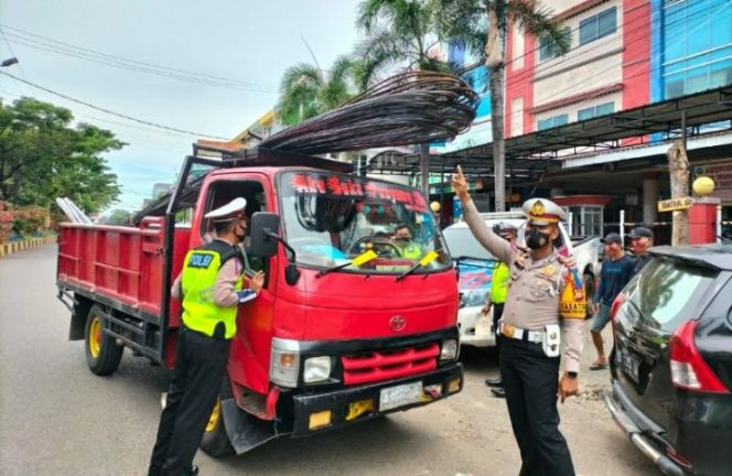 					Ops Keselamatan, Satlantas Polres Bone Bagi Masker dan Edukasi Pengguna Jalan