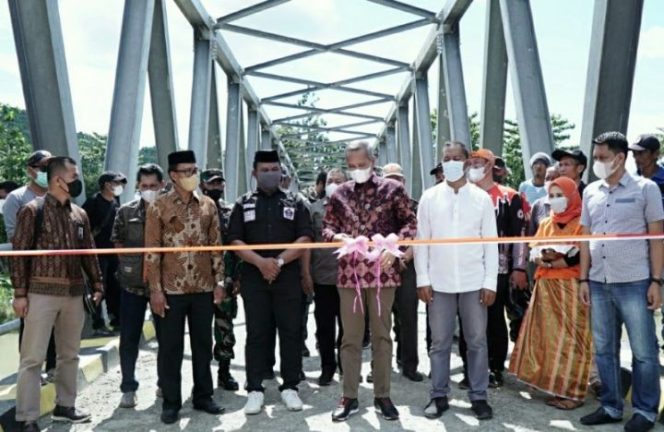 					Resmikan Jembatan Penghubung Desa Padang Lambe-Cakkeawo, Basmin Titip Pesan ini