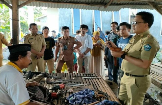 					Pengusaha Pandai Besi Beri Ilham Azikin Badik Spesial