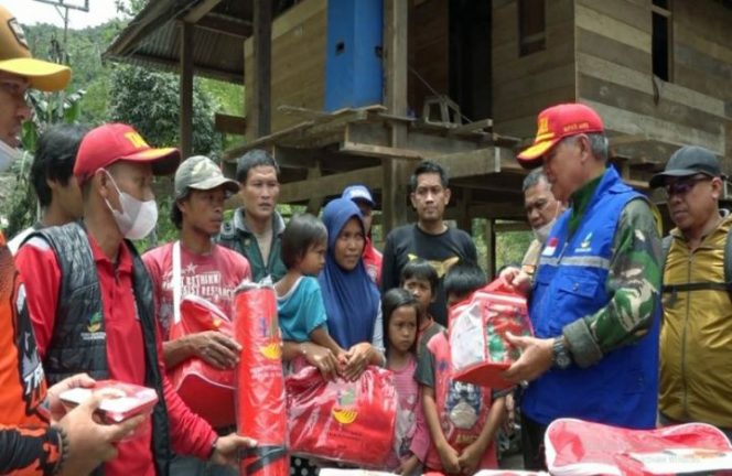 					Gerak Cepat, Bupati Luwu Salurkan Langsung Bantuan ke Lokasi Bencana Longsor