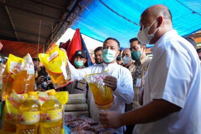 					Gubernur Sulsel Warning Distributor Jika Mainkan Harga, Minta APH Tindak Tegas