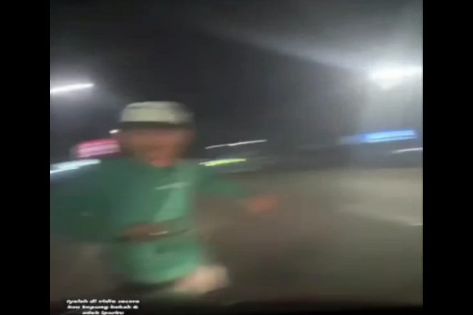 					Hasil Screen Shoot Video pemuda hadang mobil pengendara di batas kota Gowa-makassar yang viral di medsos. (Foto : Ist).