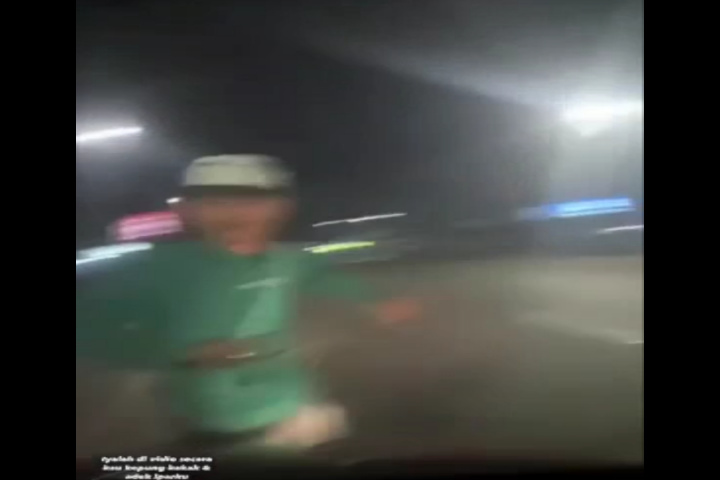 Hasil Screen Shoot Video pemuda hadang mobil pengendara di batas kota Gowa-makassar yang viral di medsos. (Foto : Ist).