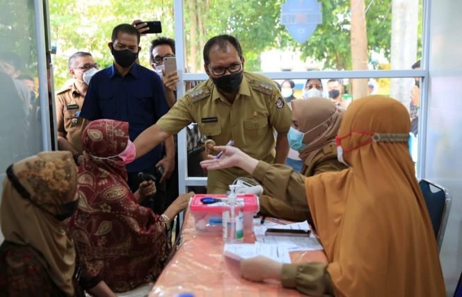 					Wali Kota Makassar Sebut Tekanan Darah Tinggi Penyebab Vaksin Lansia Lambat
