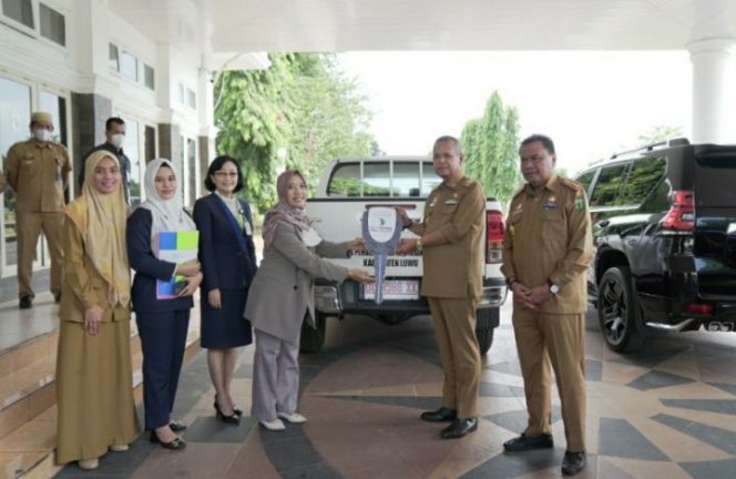 					Basmin Terima Mobil Operasional Bantuan Bank Sulselbar Cabang Luwu
