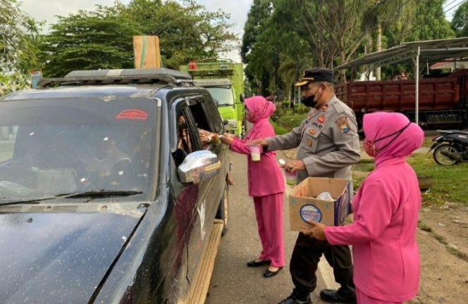 					Personil Polres Luwu Timur dan Bhayangkari Terus Berbagi Takjil Gratis