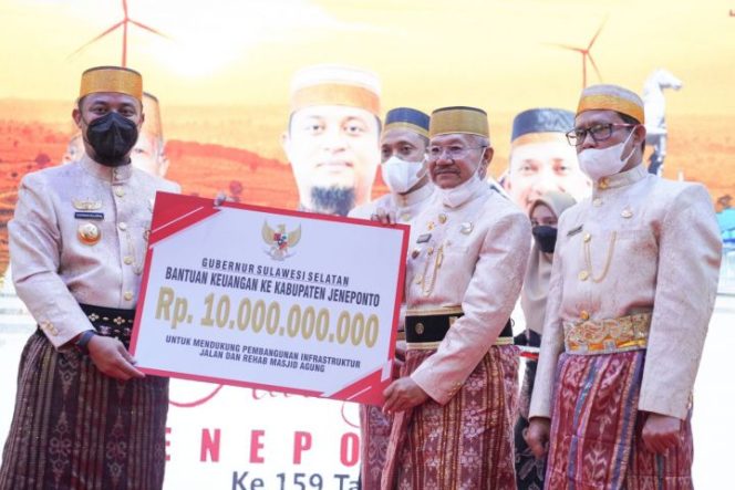 					Jeneponto Rayakan HUT ke 159, Gubernur Andalan Serahkan Bantuan Keuangan Rp 10 Miliar