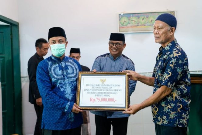 					Andalan Serahkan Wakaf Al-Quran dan Hibah Sarana Masjid di Soppeng