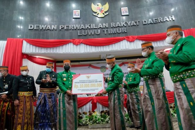 					Gubernur Serahkan Bantuan Keuangan Rp 10 Miliar di Hari Jadi Luwu Timur ke 19 Tahun
