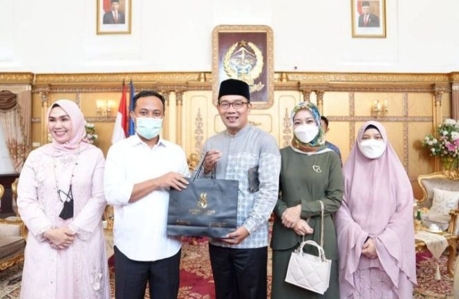 					Gubernur Andalan Jamu Ridwan Kamil, Desainer Masjid 99 Kubah