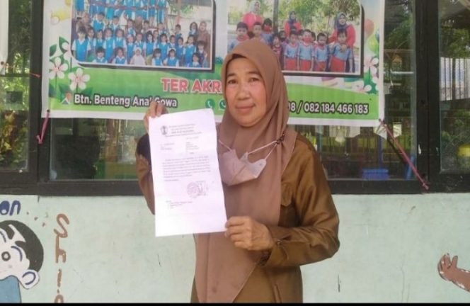 					Guru TK Sejati memperlihatkan surat dari RW 04. (Foto: Istimewa)