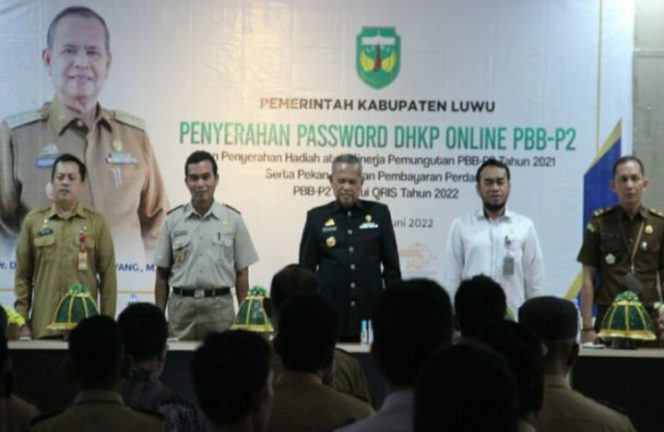 					Target Penerimaan PBB-P2 Tercapai, Bupati Luwu Beri Penghargaan 