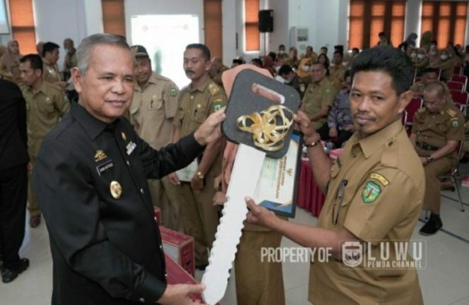 					Basmin Serahkan Hadiah atas Kinerja Pemungutan PBB-P2 2021