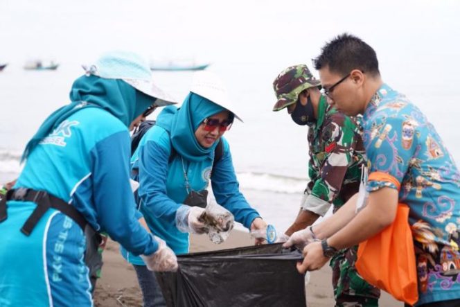 					PKK dan DPK Sulsel Bersihkan Pantai Beba Takalar, Ajak Warga Peduli Lingkungan 