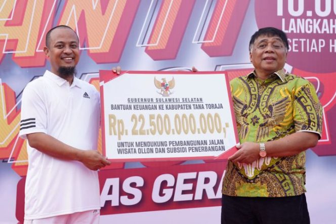 					Gubernur Sulsel serahkan bantuan keuangan daerah kepada Pemkab Tana Toraja Rp 22,5 miliar (ist)