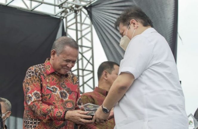 					Basmin Terima Penghargaan Tokoh Penggerak Koperasi Madya