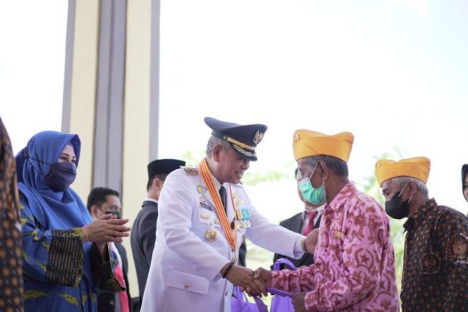 					Pemkab Luwu Serahkan 16.220 Sertifikat Tanah ke Masyarakat di HUT RI ke 77