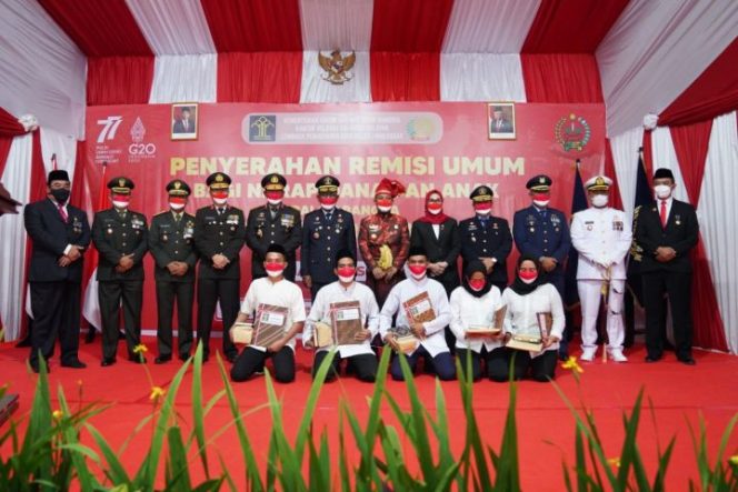 					Gubernur Sulsel Serahkan Putusan Remisi ke 5.837 Narapidana