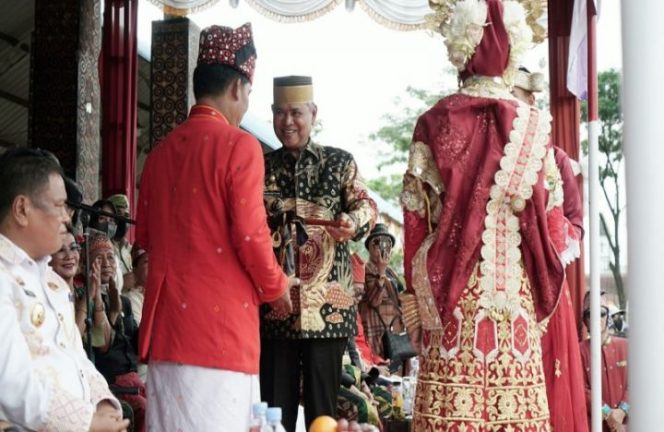 					Apresiasi Magical Toraja 2022, Bupati Luwu Serahkan Keris Sapukala ke Ketum PMTI