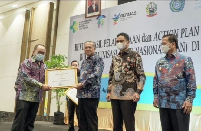 					Bupati Luwu Terima Penghargaan Kementerian Kesehatan RI atas Capaian 97,28 Persen Vaksinasi BIAN