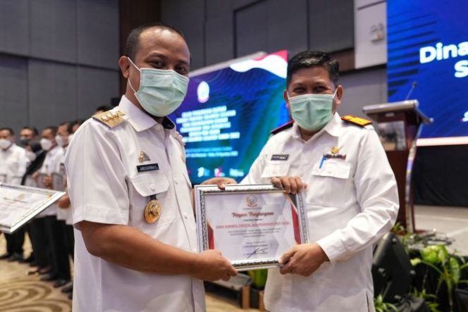 					Gubernur Andi Sudirman serahkan penghargaan ke Diskominfo SP Sulsel  (ist)