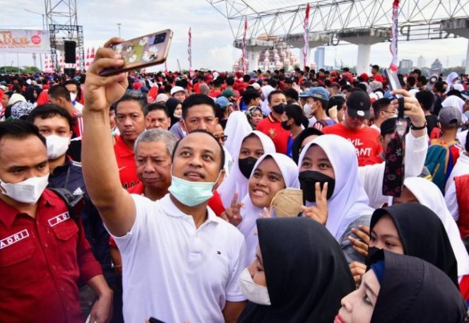 					Gubernur Andi Sudirman di Jalan Sehat Sulsel Anti Mager (Ist)