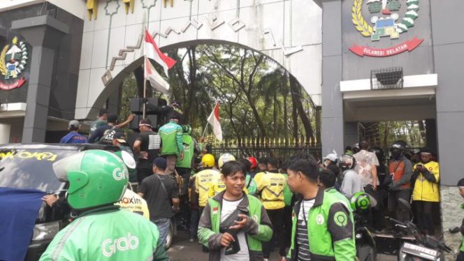 					Ojol Demonstrasi depan kantor Gubernur Sulsel jalan Urip Sumoharjo (BERITA.NEWS)