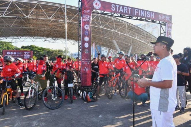 					Bersepeda Sambil Berdonasi, Gubernur Sulsel Lepas Peserta Indonesia Heart Bike   