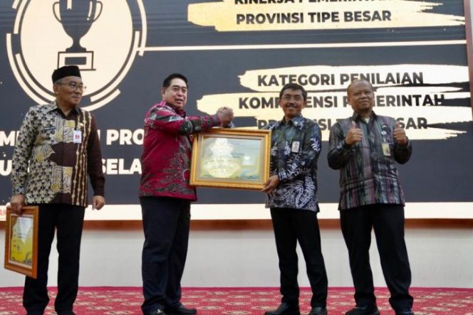 					Sekprov Sulsel Abdul Hayat Gani saat menerima penghargaan BKN Award (ist)