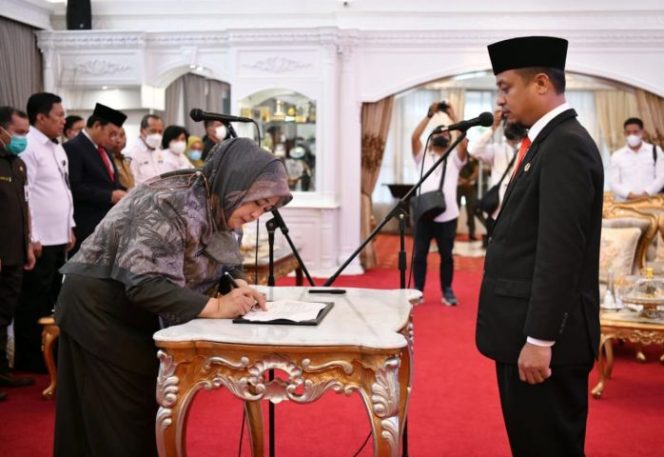 					Gubernur Andalan saat melantik Kepala Dinas Kesehatan Sulsel Rosmini Pandin (Ist)