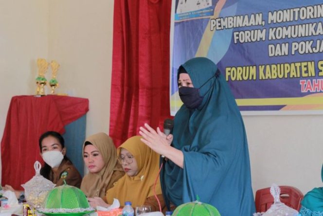 					Ketua FKS Kabupaten Luwu, Dr. Hj. Hayarna Hakim, M.Si dalam arahannya  (Ist)