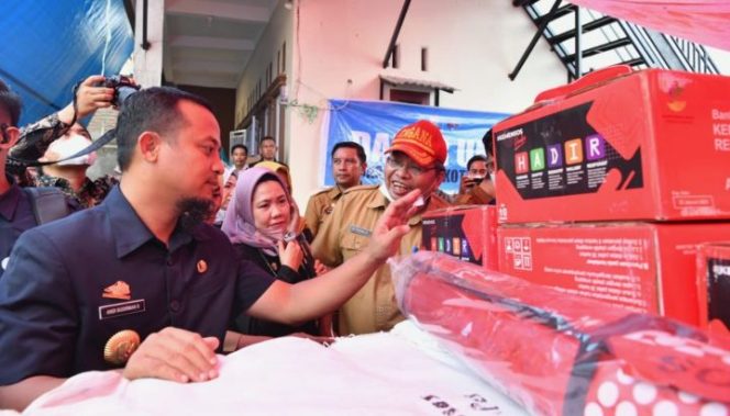 					Gubernur  Andalan Serahkan bantuan ke Korban kebakaran Rappokalling (Ist)