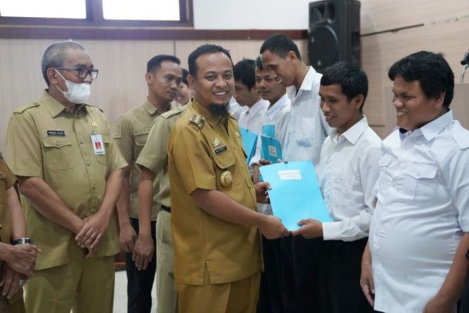 					12 Disabilitas Terima SK Pegawai Non ASN Pemprov Sulsel
