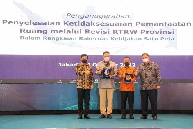 					Gubernur Andalan Raih Penghargaan Menko Perekonomian