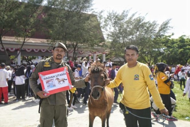 					Jalan Anti Mager di Jeneponto, Anggota Satpol PP Dapat Hadiah Utama Kuda