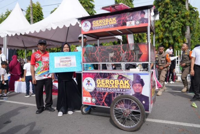 					Gubernur Serahkan Gerobak Tenaga Surya ke Penjual Sarabba, Pensiunan Guru