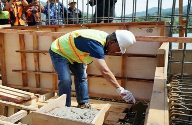					Bupati Luwu Pengecoran Pertama Jembatan Lekopini di Kecamatan Bajo Barat