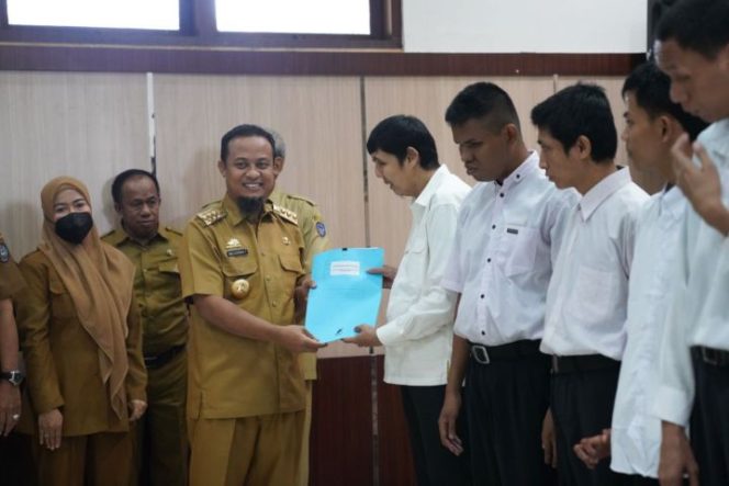 					Gubernu Andalan serahkan SK Pegawai Non ASN kepada 12 Disabilitas (Ist)