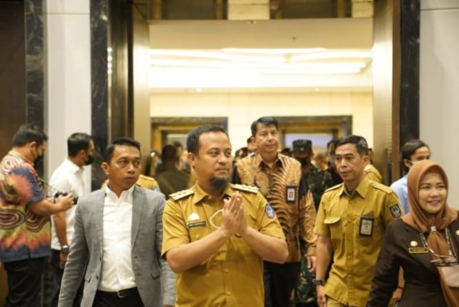 					Wakil Ketua DPRD Sulsel Syahruddin Alrif bersama Gubernur Andalan (Ist)