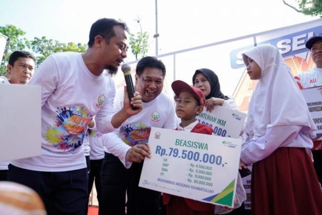 					Gubernur Andalan serahkan bantuan beasiswa anak Non-ASN penyapu jalanan (Ist)