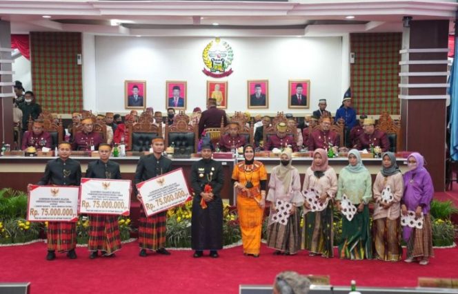 					Penyerahan Bonus Atlet di Hari Jadi Sulsel (Ist)