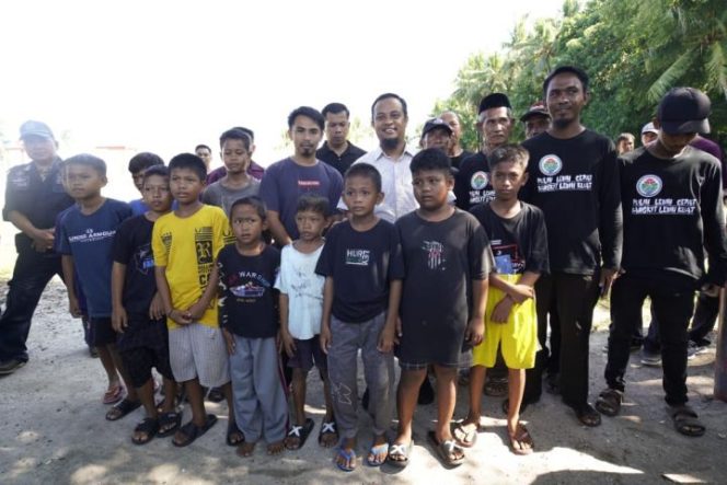 					Gubernur Andalan bersama warga pulau di Sinjai (Ist)
