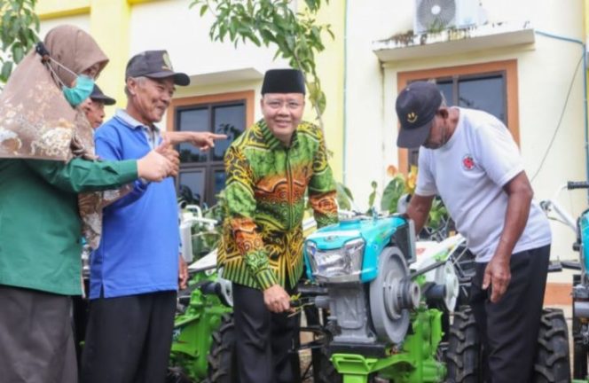 					Gubernur Rohidin Serahkan Alsintan Gratis untuk Petani Kota Bengkulu dan Benteng