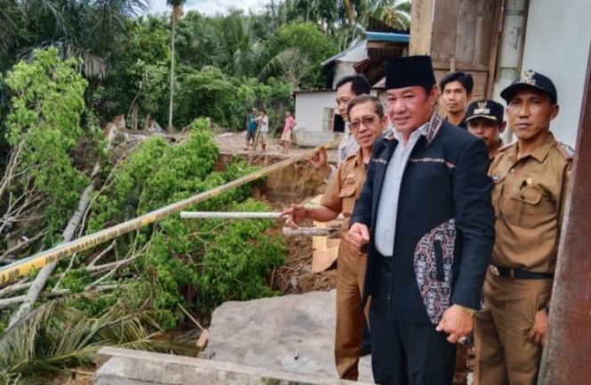 					Bantu Korban Longsor, Rosjonsyah Minta BWS Sumatera VII Turun ke Lokasi